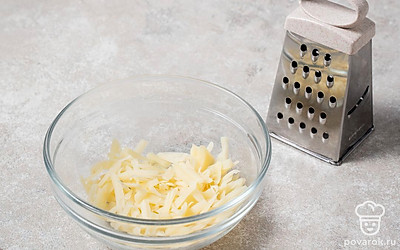 Натрите сыр на средней или мелкой терке.