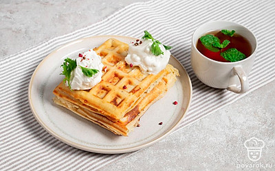 Подавайте вафли к столу с горячим ароматным чаем.