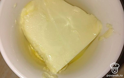 Растапливаем сливочное масло на водяной бане или в микроволновке.