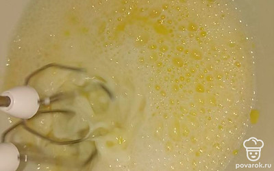 В чашу для миксера выливаем желтки (можно вбить 3 яйца), высыпаем сахар. Взбиваем на малых скоростях.