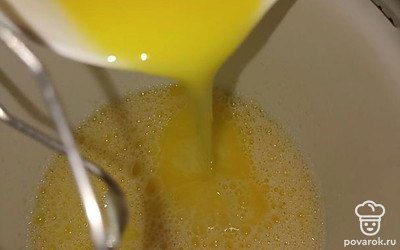 Выливаем растопленное масло и продолжаем взбивать.