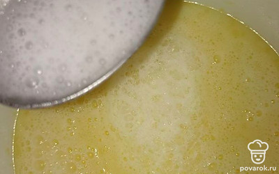 Гасим соду уксусом (9%). Добавляем к смеси.