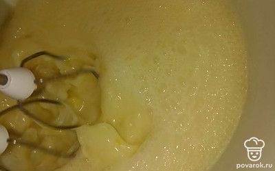 Взбиваем тщательно на малых скоростях.