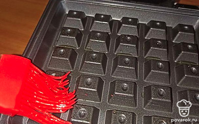 Пластины мультипекаря смазываем подсолнечным маслом.