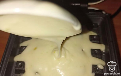 Выливаем две столовые ложки теста на пластину. Закрываем мультипекарь и выпекаем.