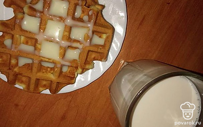 К таким вафлям отлично подойдет стакан молока. Сверху поливаем сгущенкой, так они станут еще вкуснее.
Приятного аппетита!