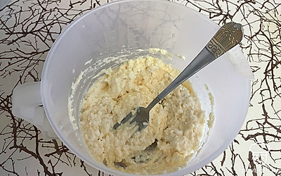 Соедините яйца, творог, сахар, ванильный сахар и щепотку соли. Хорошо перемешайте.