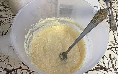 Введите муку и разрыхлитель, еще раз тщательно перемешайте.