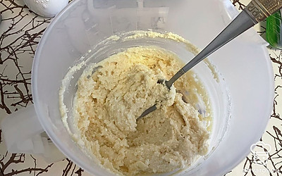 Влейте масло, аккуратно размешайте до получения однородной консистенции.