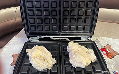 Разогрейте вафельницу, выкладывайте небольшие порции размером со столовую ложку.