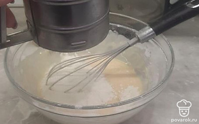 Яйца и сахар размешать веником до однородной массы, добавить сметану, размешать. И потом добавить просеянную муку с разрыхлителем.
