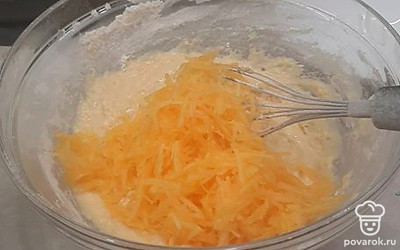 Тыкву очистить и натереть на мелкой терке, добавить к массе. Все еще раз хорошо размешать.