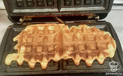 Нагреть электроввфельницу и выпекать вафли до готовности.