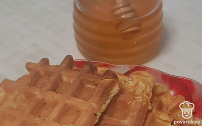 Подавать вафли с медом.