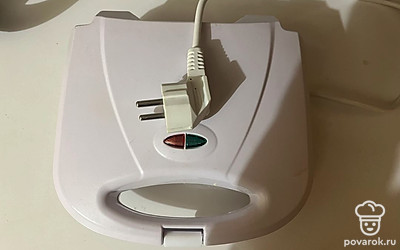 Первым дело включите вафельницу разогреваться. 