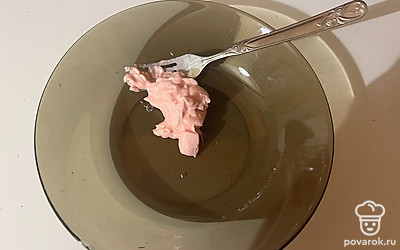 В миску поместите творожную массу. 