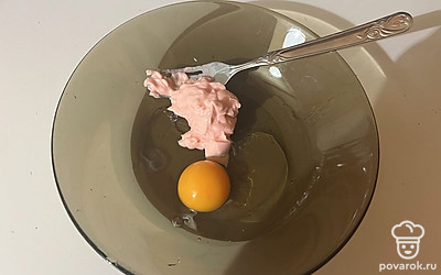 К массе разбейте яйцо. 