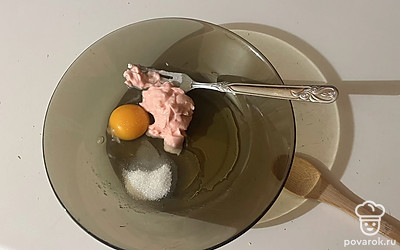 Также в миску добавьте сахар, по желанию. За счет того, что творожная масса уже сладкая, вафли получаются уже сладкими. 