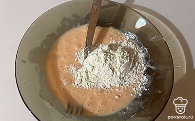 Добавьте к жидким ингредиентам муку. 