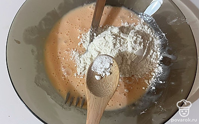 Также всыпьте разрыхлитель. 