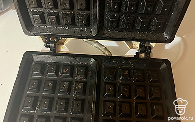 К этому времени вафельница будет достаточно разогрета. 