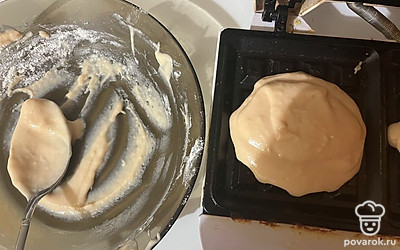 Выложите приготовленное тесто в вафельницу. 