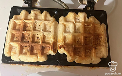 И обжаривайте вафли до полной готовности в течение 8-10 минут. 