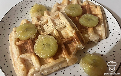 Перед подачей украсьте вафли любимыми фруктами. 