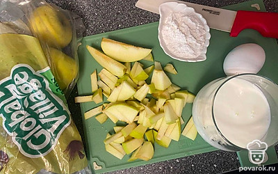 Яблоки нарежьте мелкими кусочками, пару долек оставьте для подачи на стол.