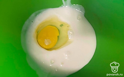 Вбейте яйцо и взбейте до однородности.