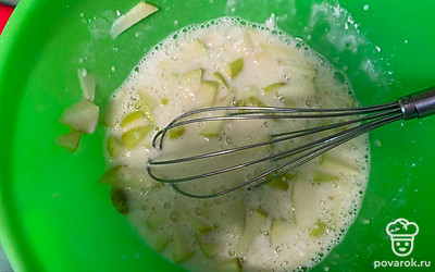 Добавьте яблоко и снова все размешайте.