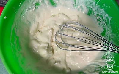 Всыпьте муку и размешайте все до однородности и консистенции густой сметаны. 