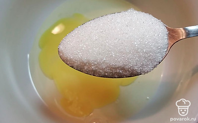 Разбиваем в тарелку яйцо и добавляем сахар. Хорошо все перемешиваем. 