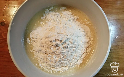 Всыпаем муку и соль. Хорошо перемешиваем. 