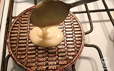 На раскаленную форму выкладываем 1 столовую ложку теста, зажимаем. Жарим по 1 минуте с каждой стороны. 