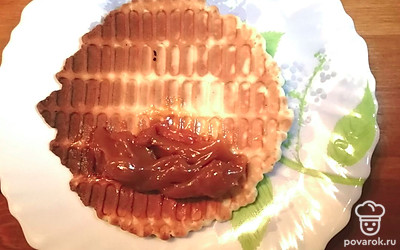 На готовую вафлю выкладываем вареную сгущенку, быстро сворачиваем. 