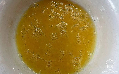 Взбить яйцо с солью.