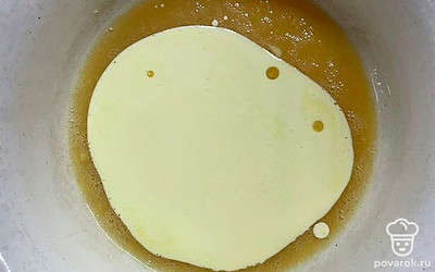 Добавить растопленное сливочное масло. Перемешать.