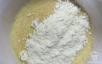 Добавить муку и перемешать.