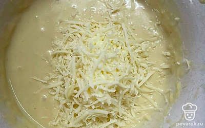 Натереть сыр, перемешать.