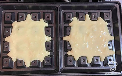 Выложить в вафельницу, жарить 2-3 минуты.