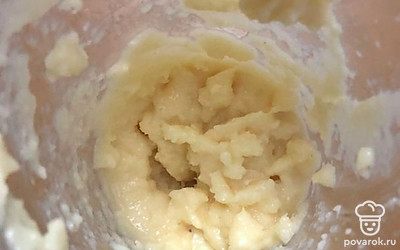 Высыпать кокос в чашу для блендера и довести кокосовую стружку до кашеобразного состояния. Добавить немного сгущенки и немного масла. И еще немного взбить блендером