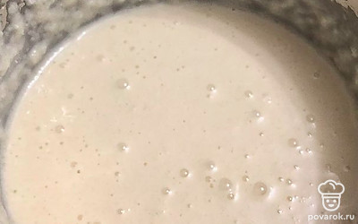 Выложить в глубокую посуду массу из блендера и добавить оставшиеся масло и сгущенку. Добавить пудру (необязательно). Взбить миксером до однородного состояния.