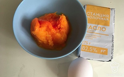 Тыкву разрезать пополам и запечь в духовке при температуре 170 градусов около 40 минут, до мягкости. Ложкой отделить мякоть, 250 грамм, размять вилкой или блендером. 