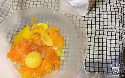 К тыкве добавить яйца, соль, растопленное сливочное масло и хорошо перемешать.