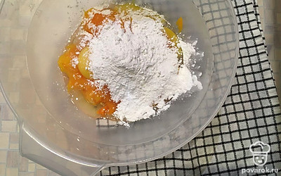 Ввести муку, при необходимости можно добавить 1 столовую ложку пшеничной муки.