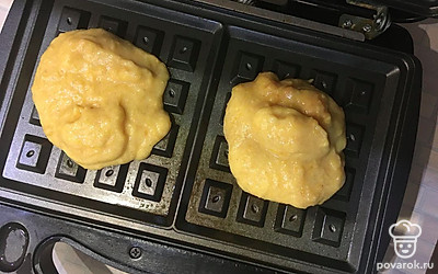 Выкладывать столовой ложкой в разогретую вафельницу. Печь до готовности.