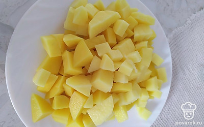 Картофель чистим и нарезаем мелкими кубиками. Также можно добавить лук, у меня не оказалось в холодильнике. 