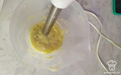 Картофель пропускаем через блендер, до однородности. Если нет блендера, можно натереть на мелкой терке. 