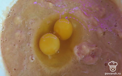 Добавляем яйцо. У меня их два, так как любим, когда их больше.